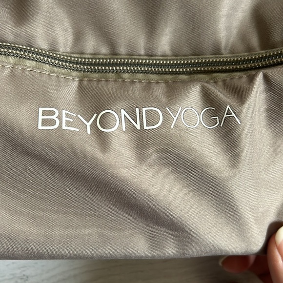 NWT Beyond Yoga Convertible Gym Bag Backpack Tote‎ Bag Taupe Neutral Birch
